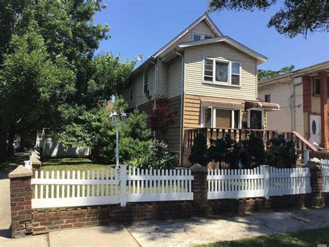 Filter to view <strong>homes for rent</strong> with a pool, with utilities included, or with a finished basement. . Houses for rent in queens